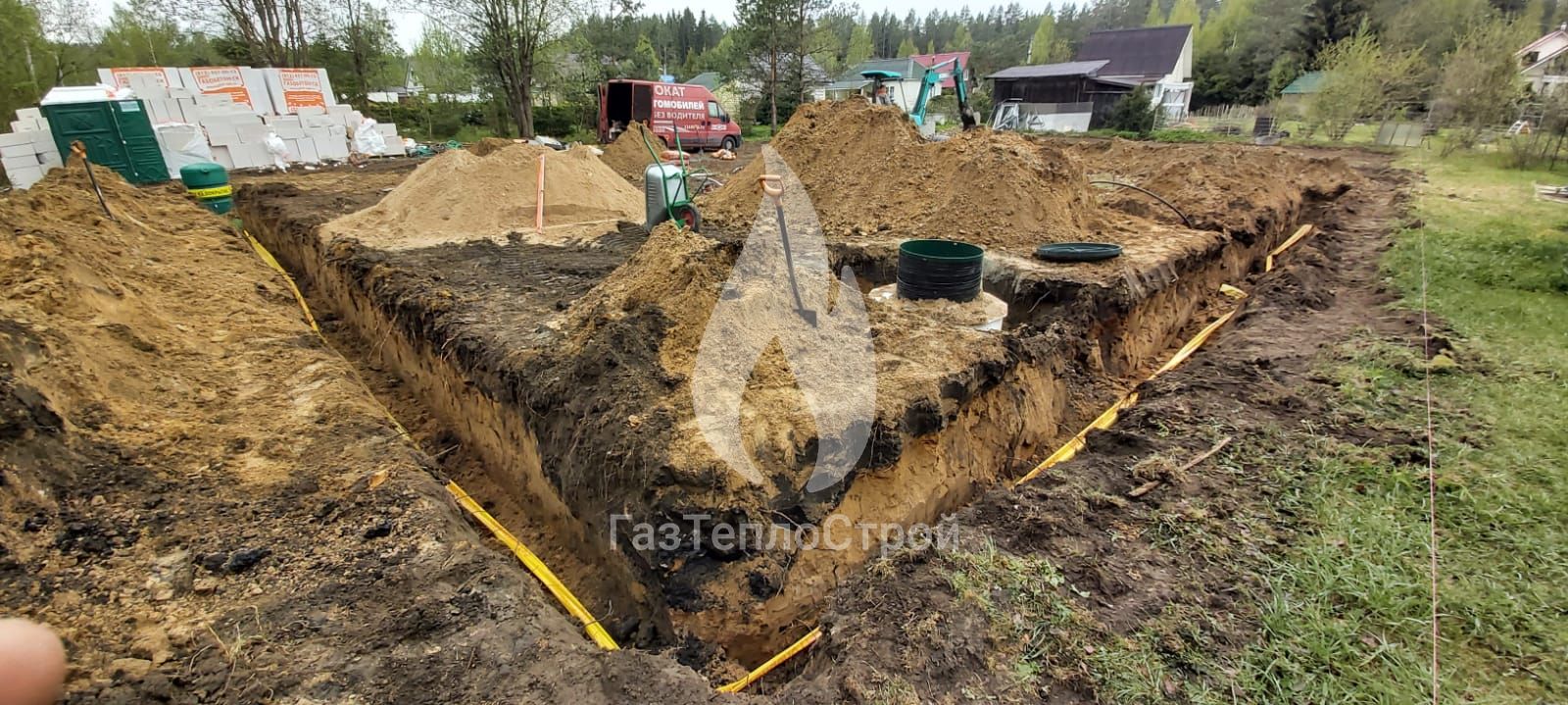 Изображение работ с почвой для монтажа