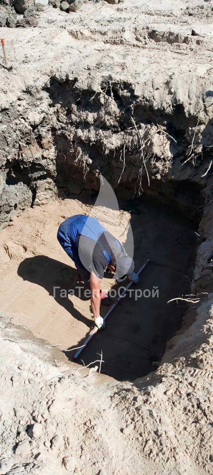 Фото рабочего устанавливающего септик